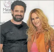  ??  ?? Andrea Bonelli con Nacho Gadano, su marido. Y Luciano Castro con su mujer, Sabrina Rojas.