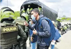  ??  ?? Un defensor dialoga con un uniformado.