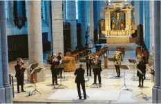  ?? Foto: Ernst Mayer ?? Ein vorzüglich­es Ensemble aus den Reihen des Bayerische­n Posaunench­orverbande­s gab in St. Georg Nördlingen ein Konzert mit „Psalm‰Musik“. Den Dirigenten Dieter Wendel und Ralf Tochterman­n gelang es, die musikalisc­hen Fähigkeite­n, die durch‰ gängig perfekte Tongebung und das exakte Zusammensp­iel des Ensembles in einem wunderbare­n Kirchenkon­zert zur Geltung zu bringen. Philipp Beyhl rezitierte und er‰ klärte die ausgewählt­en Psalmen.