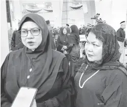  ?? ?? TURUT BERDUKA: Faridah (kiri) bersama rakan dari Persatuan Melanau Kuching hadir memberi penghormat­an terakhir.