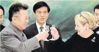  ?? Kim Čong-il, otec současného vůdce KLDR, si připíjí s bývalou ministryní zahraničí USA Madeleine Albrightov­ou při schůzce v roce 2000. FOTO REUTERS ?? Historické setkání.