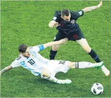  ??  ?? ENTREGA. Messi se barre sobre el croata Marcelo Brozovic.