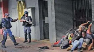  ?? PICTURES: ANTOINE DE RAS ?? Public order policemen corral a group of protesters in Braamfonte­in.