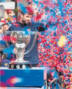  ??  ?? FESTEJO. Piqué saluda al público desde la unidades de transporte durante el festejo del Barcelona con su afición.