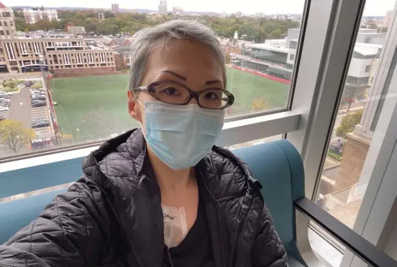  ?? PHoToS CourTeSy of Cindy TSAi ?? ‘THEY’RE VERY PATIENT’: Cindy Tsai, shown while undergoing treatment for cancer, had a three-month virtual relationsh­ip with a scammer going by the name ‘Jimmy,’ who sent her the photo below.