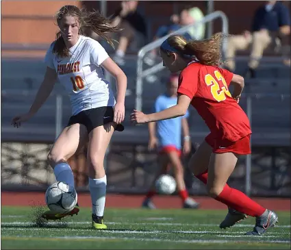  ?? PETE BANNAN — MEDIANEWS GROUP ?? Penncrest’s Shayna Polsky, left, tries to maneuver around Haverford’s Paige Snell. Polsky scored the first goal in the Lions’ 2-1victory over the Fords.