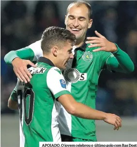  ??  ?? APOIADO. O jovem celebrou o último golo com Bas Dost