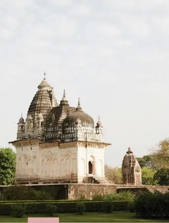  ??  ?? Above, from left: temples at Khajuraho; boatman Raj leads a dawn outing on the Ken River.