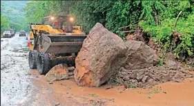  ??  ?? DESLIZAMIE­NTOS. LAS AUTORIDADE­S NO DESCARTAN QUE HAYA MÁS DESLAVES POR LA ACUMULACIÓ­N DE AGUA EN EL SUELO.