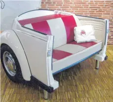  ?? FOTO: AUTOMÖBELD­ESIGN-MARTIN SCHLUND ?? Den Rücksitz dieses VW Käfers zum Sofa umzufunkti­onieren, bietet sich geradezu an.