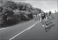  ?? PICTURE: ARMAND HOUGH/AFRICAN NEWS AGENCY (ANA) ?? The lead riders approachin­g Hout Bay in the Cape Town Cycle Tour on March 11.