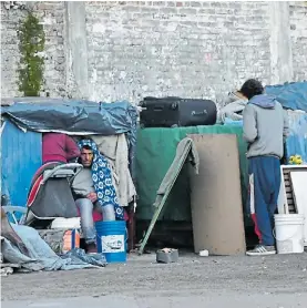  ??  ?? Números. En la Ciudad hay unas 585.000 personas pobres.