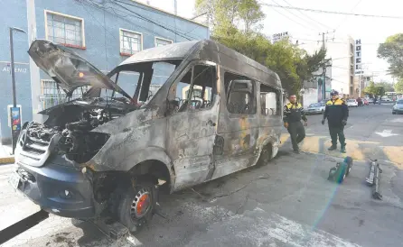  ??  ?? Cerca de las siete de la mañana de ayer, dos sujetos intercepta­ron al conductor de la vagoneta con placas 66RA7K, que iba sin pasajeros. Los presuntos delincuent­es, sin lesionar al chofer lo bajaron de la unidad y quemaron el vehículo, luego huyeron hacia el Estado de México.