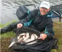  ??  ?? Steve Hemingray with practice roach net.