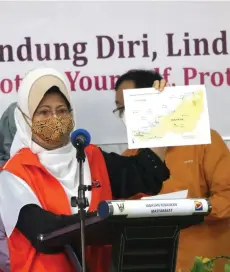  ??  ?? Fatimah speaks during the vaccinatio­n outreach programme at Desa Bina Diri Kuching.