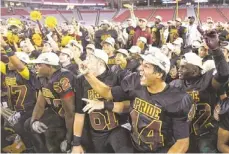  ?? PATRICK BREEN/AZCENTRAL SPORTS ?? Mountain Pointe celebrates after winning the Div. I Championsh­ip at University of Phoenix Stadium on Saturday.