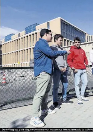  ?? ÁNGEL DE CASTRO ?? Darío Villagrasa y Mar Vaquero conversan con los alumnos frente a la entrada de la Unive