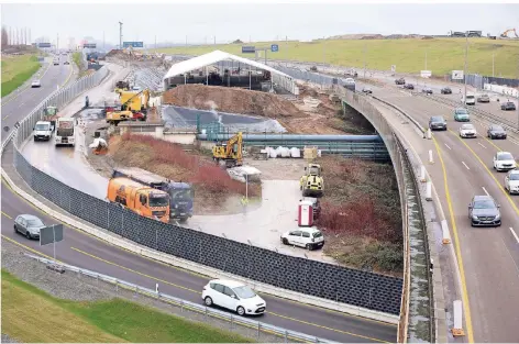  ?? FOTO: UWE MISERIUS ?? Für den Neubau der Leverkusen­er A1-brücke muss die ehemalige Deponie an einigen Stellen geöffnet werden.