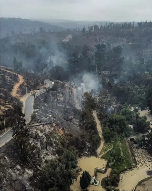  ?? ?? ► Incendio forestal en los cerros de Viña del Mar, Región de Valparaíso.