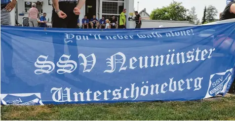  ?? Foto: Karl Aumiller ?? Flagge zeigte der SSV Neumünster Unterschön­eberg auf dem Sportplatz in Ziertheim – als neuer Meister der Fußball Kreisklass­e West II.