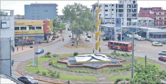  ??  ?? Una vista del sector comercial de Encarnació­n, con el monumento a San Roque González de Santa Cruz en el centro.