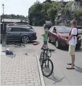  ?? BEGGE FOTO: ASLAK THORSEN ?? SKRUBBSÅR: Den 10 år gamle gutten slapp unna sammenstøt­et med bilen med noen skrubbsår.