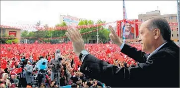  ?? Kayhan Ozer
Presidenti­al Press Off ice ?? PRESIDENT RECEP TAYYIP ERDOGAN greets supporters at a party rally in Eskisehir, Turkey. He wants a parliament­ary supermajor­ity to ease changing of the constituti­on to consolidat­e his power.