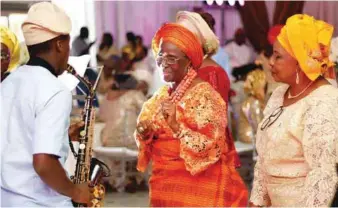  ??  ?? Tishe serenading his grandma on her 70th birthday