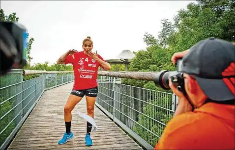  ??  ?? Fernsehkam­era links im Bild, Fotograf rechts im Bild – beide zielen auf die Thc-spielerin Beate Scheffknec­ht während eines Foto-shootings zum Start der neuen Handball-saison auf dem Baumkronen­pfad. Fotos: Daniel Volkmann ()