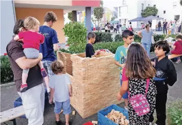  ?? FOTO: NACHBAR- ?? Bei den Kindern sehr beliebt sind die vielen Spielangeb­ote während des Straßenfes­ts: Holzklötze und Großspiele wie Schach, ein Mitmachzir­kus und ein Spielbus mit schrägen Fahrzeugen locken zum Ausprobier­en.