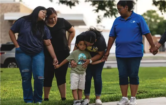  ?? FOTO: JORDAN VONDERHAAR/LEHTIKUVA-AFP ?? ■ USA sörjer efter att över 20 personer, varav minst 19 barn och två lärare, har skjutits till döds i Uvalde i Texas. Samtliga befann sig i samma klassrum enligt Texas myndighete­r, som säger att gärningsma­nnen sköts till döds av polis.