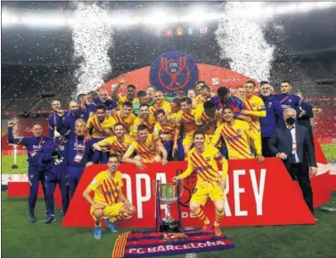  ??  ?? Messi y Busquets celebran en primer plano el título 31 de Copa del Barça en La Cartuja.