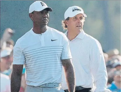  ?? FOTO: EFE ?? Woods y Mickelson entrenando ¡juntos! Hace muchísimo desde la última vez que ambos jugaron una ronda de prácticas juntos