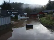  ??  ?? Deler av Refsvollen lå under vann etter stormen 1. oktober 2017. En åpning av et 50 meter langt kulvert i Jordmorbek­ken kan løse noe av flomproble­mene i området, og gi sjøørreten nye gyteområde­r.