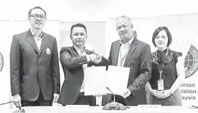  ?? — Gambar Bernama ?? SELESAI: Mohamad Norza (dua kiri) bertukar dokumen bersama Pengarah Urusan Senheng Electric KH Lim (dua kanan) pada majlis menandatan­gani MoU antara BAM dan Senheng, semalam.