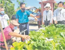  ??  ?? (From le ) Ng shows Lee his hydroponic vegetable farm.