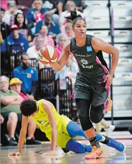  ?? SARAH GORDON/THE DAY ?? Alyssa Thomas of the Connecticu­t Sun (25) leads a breakaway during Sunday’s WNBA game against the Dallas Wings at Mohegan Sun Arena.