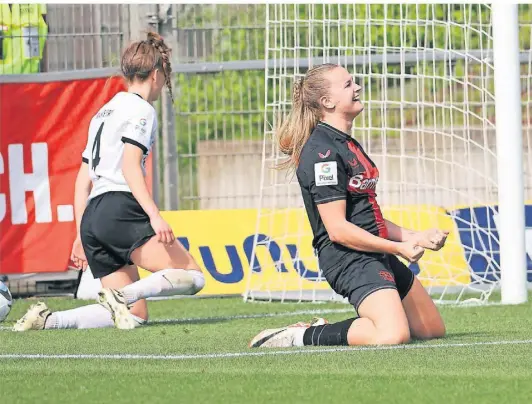  ?? FOTO: UWE MISERIUS ?? Leverkusen­s von Tottenham Hotspur ausgeliehe­ne Angreiferi­n Nikola Karczewska (r.) bejubelt einen ihrer bislang acht Bundesliga­treffer, während ihre Gegenspiel­erin enttäuscht abdreht.