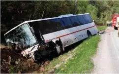  ?? FOTO: JARLE R. MARTINSEN ?? Bussen som frontkolli­derte med personbile­n ble liggende i grøfta ved E 39 på Valand.