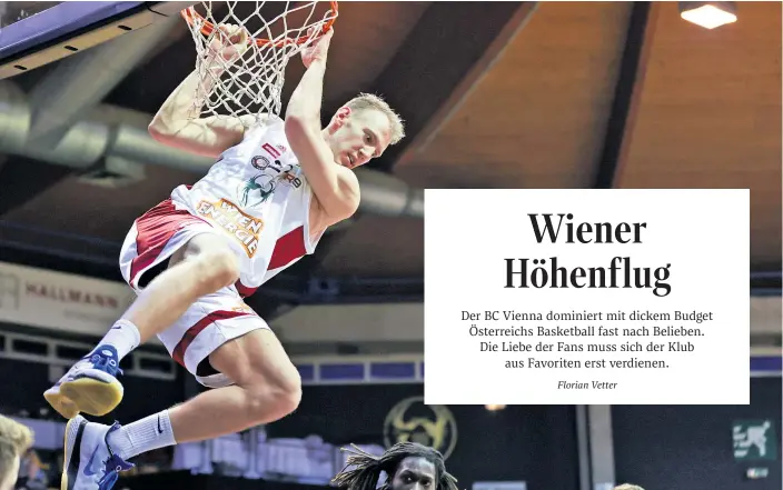  ?? ?? Ein Slam Dunk, der sinnbildli­ch für die Kräfteverh­ältnisse im heimischen Basketball steht: Adin Vrabac, bosnischer Teamspiele­r in den Reihen des BC Vienna, schaut auf seine Gegner herab.