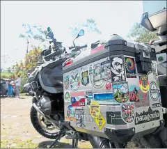  ??  ?? • Motociclet­a de Modesto Ponce y sus ‘stickers’ de viajes.