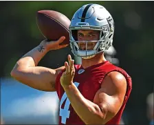  ?? JOSE CARLOS FAJARDO — STAFF PHOTOGRAPH­ER ?? Raiders starting QB Derek Carr will likely only play a few series tonight.