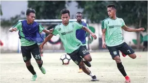  ?? ANGGER BONDAN/JAWA POS ?? BERTENAGA: Dari kiri, M. Irvan, Osvaldo Haay, dan Sidik Saimima pada latihan Persebaya di Lapangan Polda Jatim, Surabaya, kemarin.