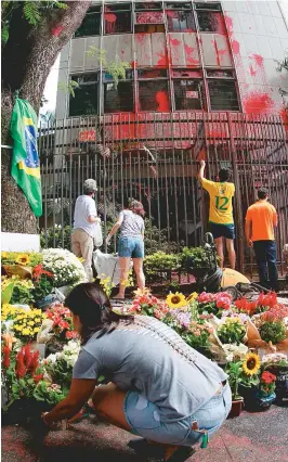  ??  ?? Grupo coloca flores em frente ao imóvel da ministra pichado anteontem