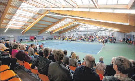  ?? FOTO: VOLKER STROHMAIER ?? Die neuen Schalensit­ze kamen sehr gut an bei den DM-Zuschauern in der WTB-Halle.