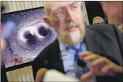  ?? ANDREW HARNIK/ASSOCIATED PRESS ?? A visual of gravitatio­nal waves from t wo converging black holes is depicted on a monitor behind La ser Inter ferometer Gravitatio­nal-Wave Observator y Co-Founder Kip Thorne.