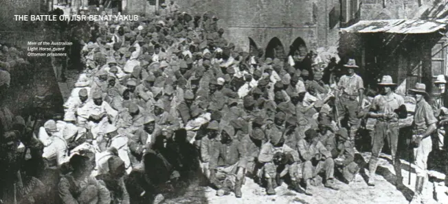  ??  ?? Men of the Australian Light Horse guard Ottoman prisoners
