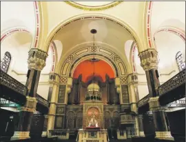  ??  ?? Interior of West London shul (also bottom of page), establishe­d in 1840