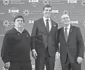  ?? DANIELLE PARHIZKARA­N/NORTHJERSE­Y.COM ?? Giants quarterbac­k Eli Manning, center, with Ernie Accorsi, left, and Tom Coughlin.