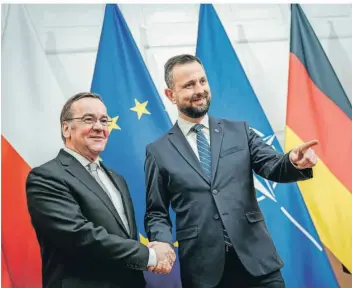  ?? FOTO: KAY NIETFELD/DPA ?? Der deutsche Verteidigu­ngsministe­r Boris Pistorius (SPD, l), sowie sein polnischer Amtskolleg­e Wladyslaw Kosiniak-Kamysz beim Treffen in Warschau. Hauptthema bei den Gesprächen war die weitere Unterstütz­ung der Ukraine.